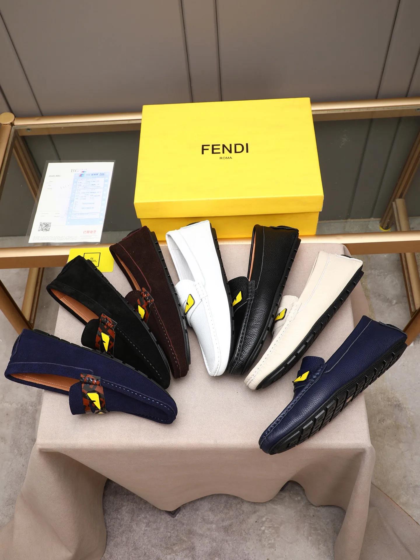 Men's shoes 💰400💰[FENDI] The little monster of Fendi F family, which is popular all over the world, is coming in a big way, the latest color, driving slip-on loafers, avant-garde and versatile fashion men's shoes, bun shoes, bean shoes👌👌👌 Private mold opening, 1:1 reproduction... The upper is made of first-layer cowhide, and the first-layer pigskin lining... is extremely comfortable, fashionable, simple, atmospheric and personalized [color] The side of the shoe is more refined, and the overall effect is handsome [ Turn in a circle][Turn in a circle]💭This hardware monster with eyes is not the popular version on the market🚳🚳Compared with the old model, it is more trendy, eye-catching and more classy🔰This summer, the little monster will subvert the old ideas and share the fashion with you🔱A must-have for fashionistas! Must keep it for yourself! Online outsole, high-end quality workmanship. Color: black, blue, white, red. Matching code: 38-44 (45 46 47 customized) (standard leather shoe size)